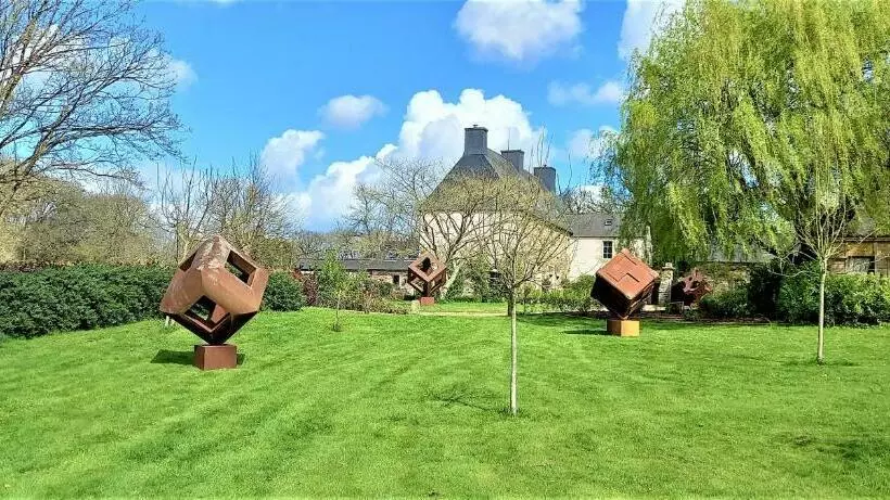 Aamiaismajoitus (B&B) Kergroaz Maner Classé 5 épis Table D Hôtes Manoir Dans Parc Paysagé Jacuzzi En Plein Air Bornes Véhi