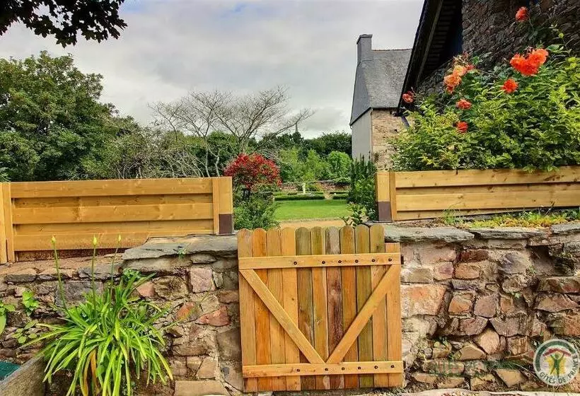 Aamiaismajoitus (B&B) Kergroaz Maner Classé 5 épis Table D Hôtes Manoir Dans Parc Paysagé Jacuzzi En Plein Air Bornes Véhi