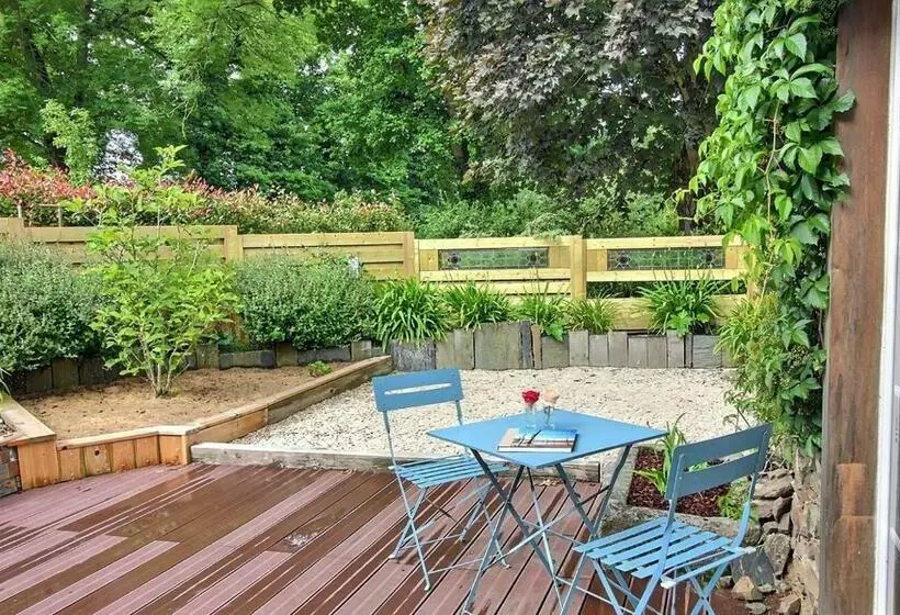 Aamiaismajoitus (B&B) Kergroaz Maner Classé 5 épis Table D Hôtes Manoir Dans Parc Paysagé Jacuzzi En Plein Air Bornes Véhi