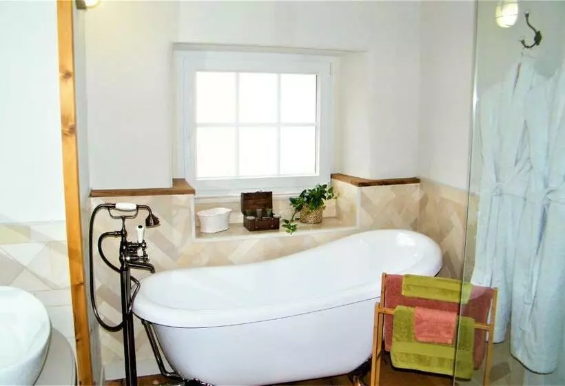 Aamiaismajoitus (B&B) Kergroaz Maner Classé 5 épis Table D Hôtes Manoir Dans Parc Paysagé Jacuzzi En Plein Air Bornes Véhi