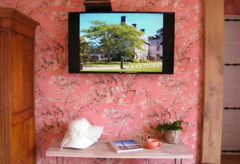 Aamiaismajoitus (B&B) Kergroaz Maner Classé 5 épis Table D Hôtes Manoir Dans Parc Paysagé Jacuzzi En Plein Air Bornes Véhi