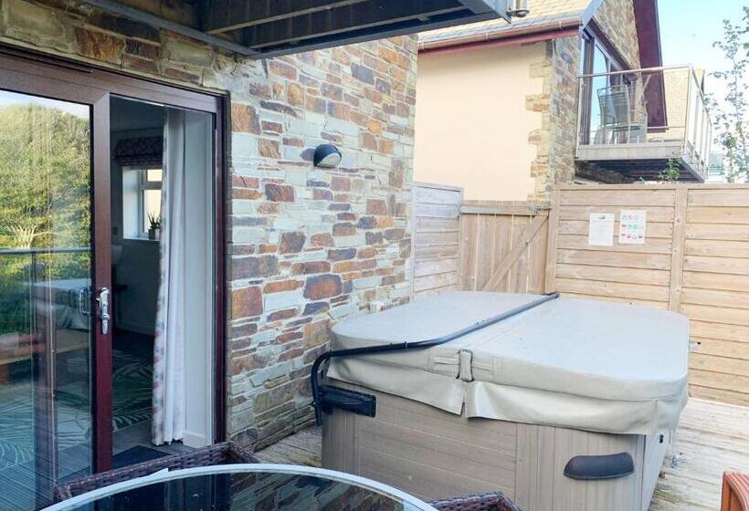 Waveside Waterside With Hot Tubresort Poolgym