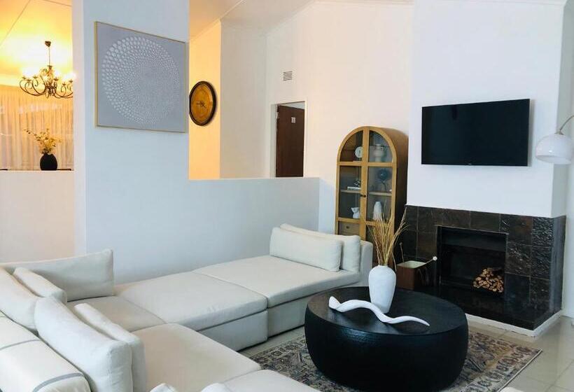 مبيت وإفطار Bluebanana Lodge