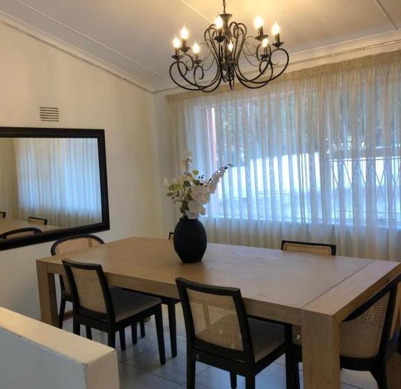 مبيت وإفطار Bluebanana Lodge