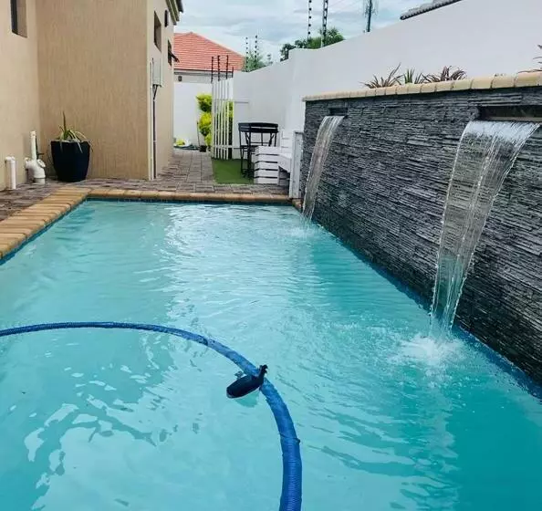 تختخواب و صبحانه Infinity Bnb Gaborone