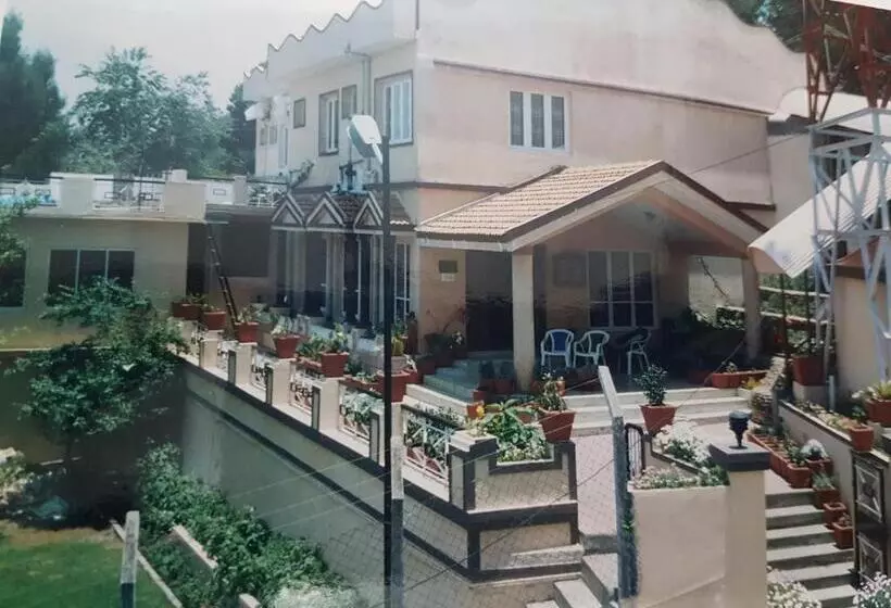 ベッドアンドブレックファースト Kumaragiri Cottages Kodaikanal