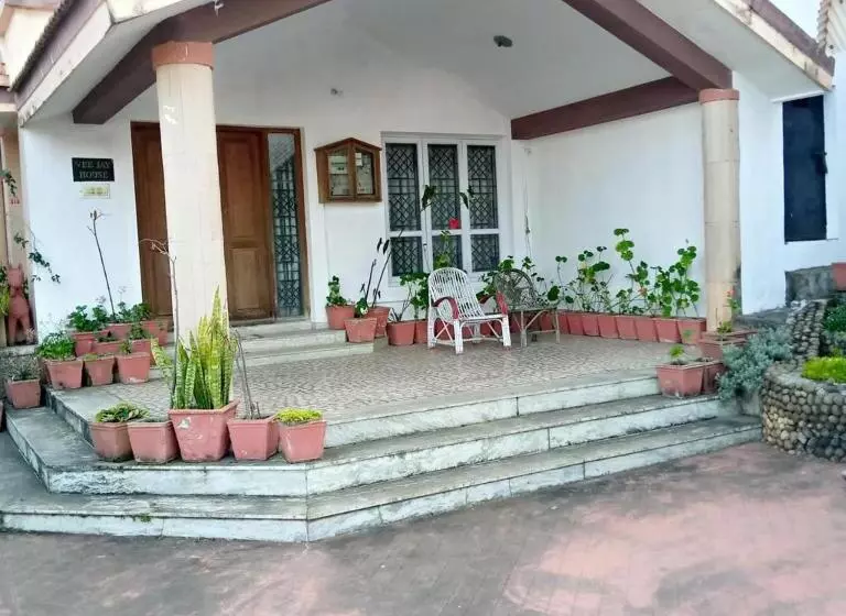 ベッドアンドブレックファースト Kumaragiri Cottages Kodaikanal