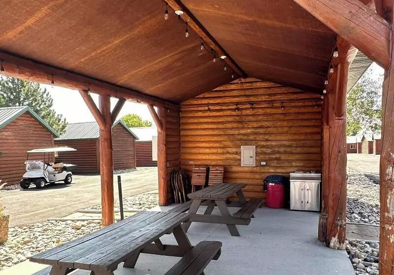 ホテル Badlands Frontier Cabins