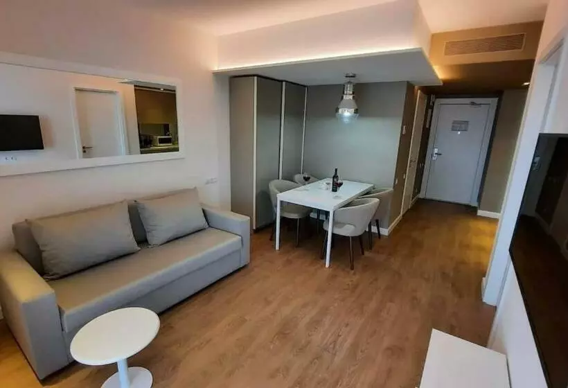 Alliance Palace Luxury Apartment Suite 18 18 Leo Group