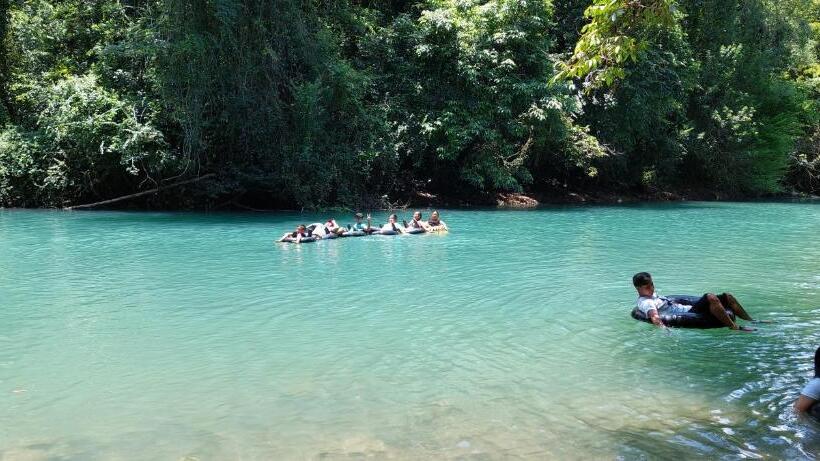 هاستل Yaxlik River Lodge