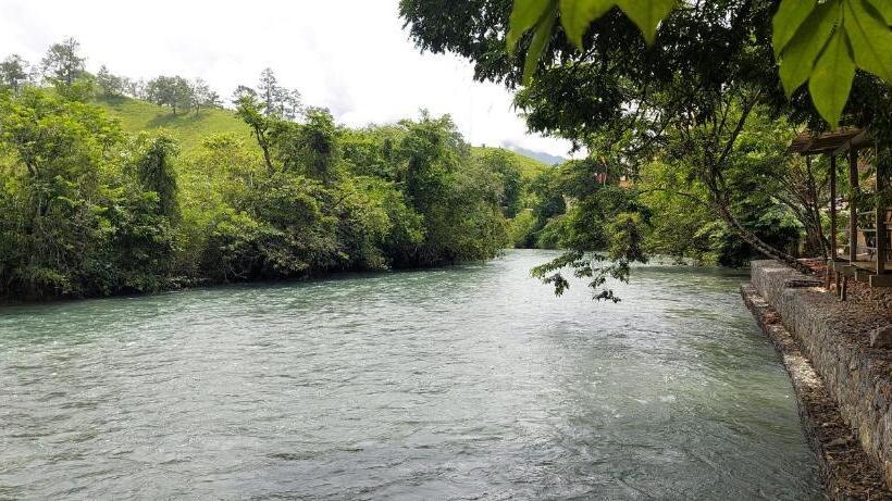 هاستل Yaxlik River Lodge