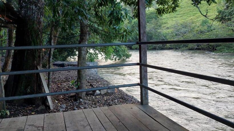 هاستل Yaxlik River Lodge