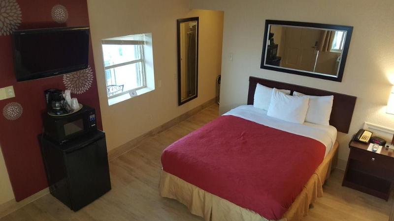 فندق Airport Waterfront Inn