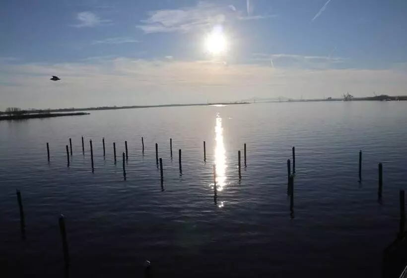 호텔 Airport Waterfront Inn