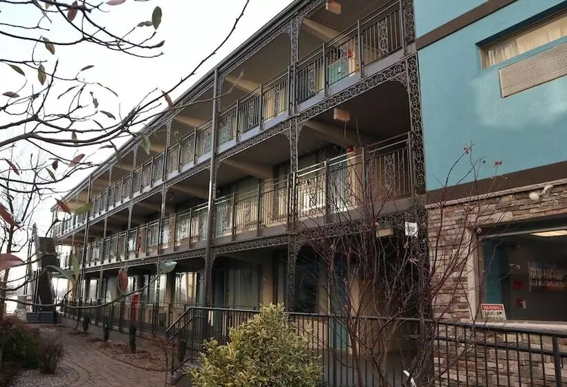 호텔 Airport Waterfront Inn