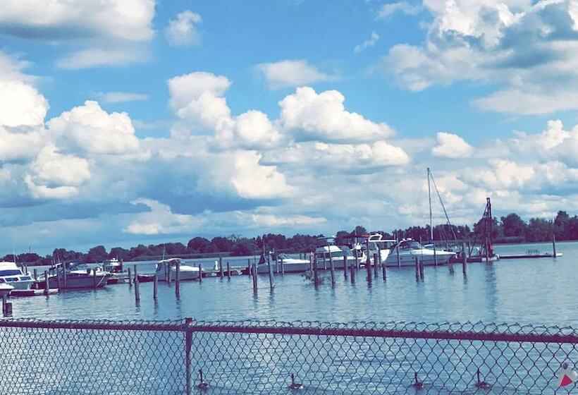 فندق Airport Waterfront Inn