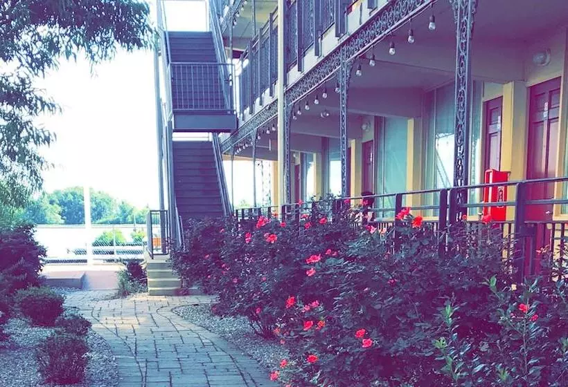 호텔 Airport Waterfront Inn