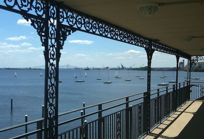 فندق Airport Waterfront Inn