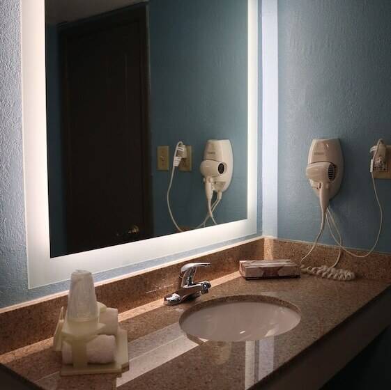 فندق Airport Waterfront Inn