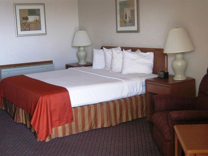 هتل Fort Hays Inn