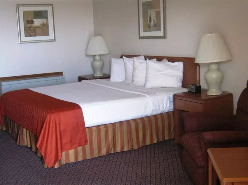 هتل Fort Hays Inn