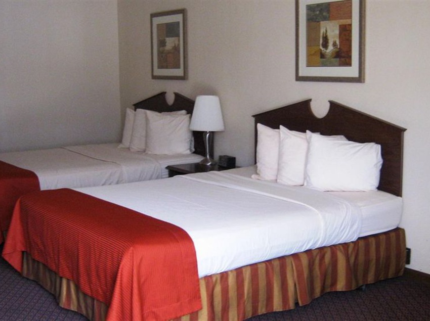 هتل Fort Hays Inn