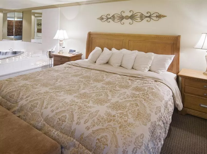 هتل Fort Hays Inn