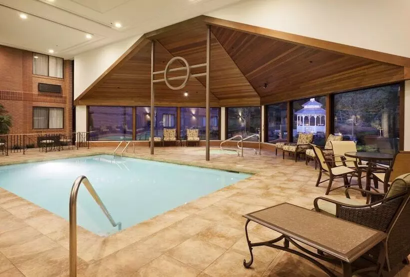 Ann Arbor Regent Hotel And Suites