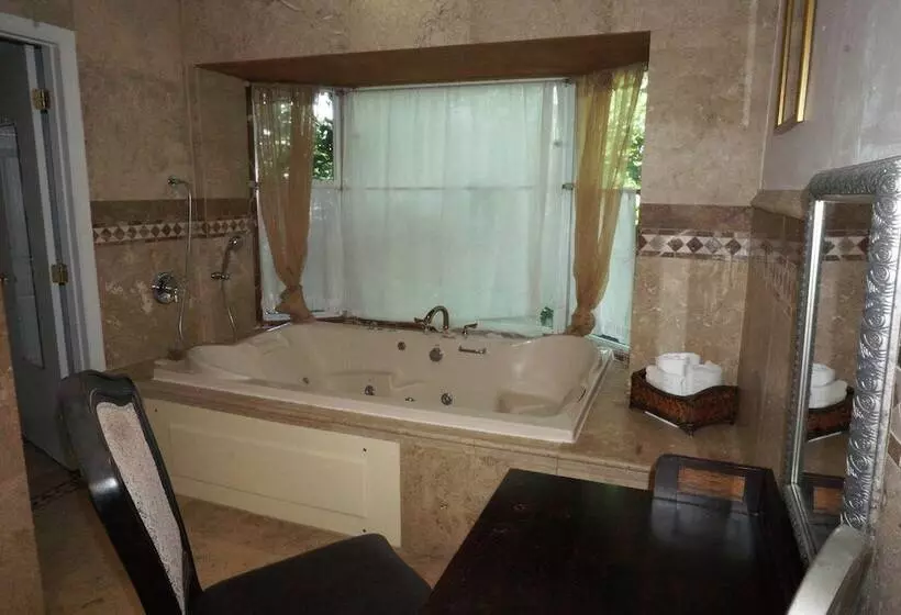 호텔 Coconut Cove Resort & Marina