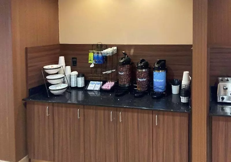 Отель Comfort Inn & Suites Ankeny  Des Moines