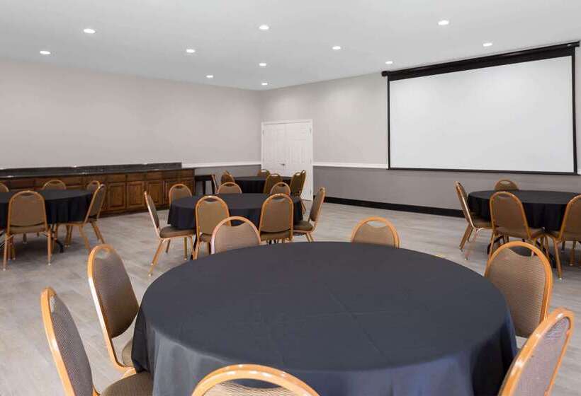 בית מלון כפרי La Quinta Inn & Suites By Wyndham Raymondville