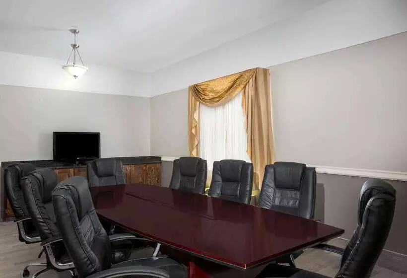 호텔 La Quinta Inn & Suites By Wyndham Raymondville