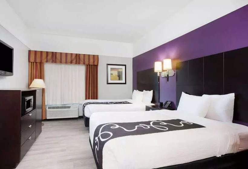 호텔 La Quinta Inn & Suites By Wyndham Raymondville