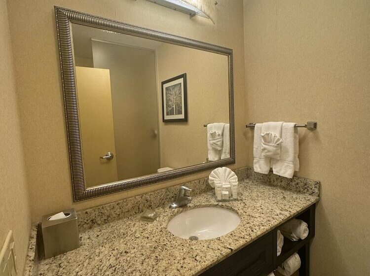 Radisson Hotel Freehold