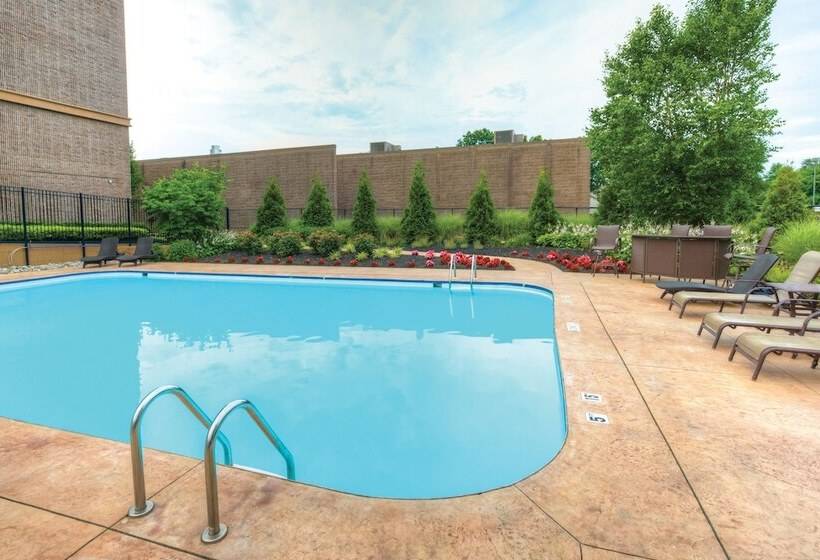 Radisson Hotel Freehold