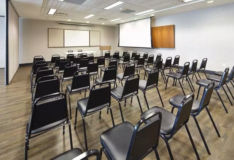 酒店 Residence & Conference Centre   Hamilton