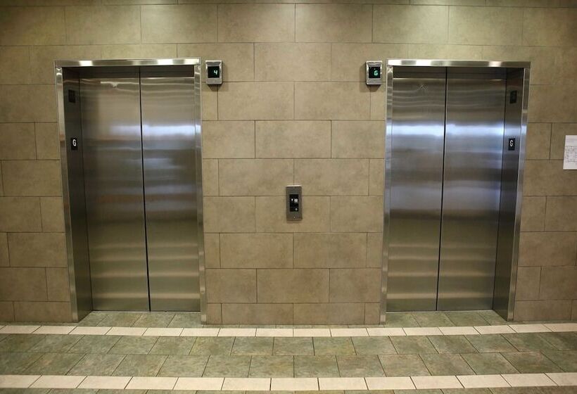 בית מלון כפרי Residence & Conference Centre   Hamilton