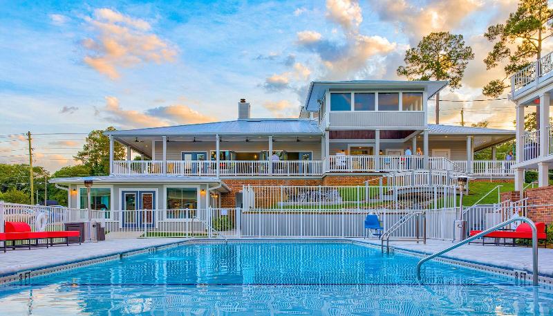 Отель Seven Hills Suites