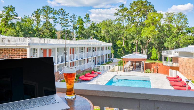 Отель Seven Hills Suites