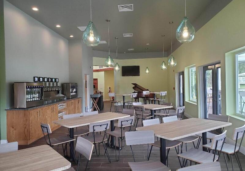 Отель Seven Hills Suites