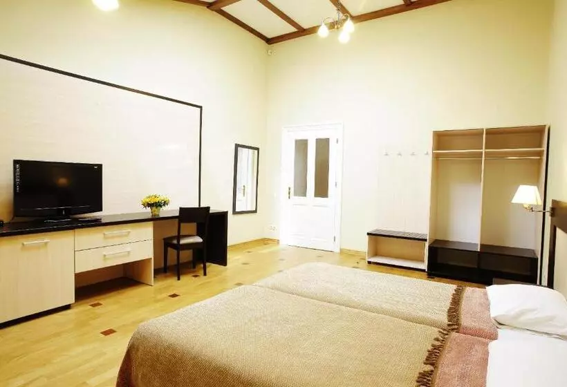 Mini Hotel Under The Roof