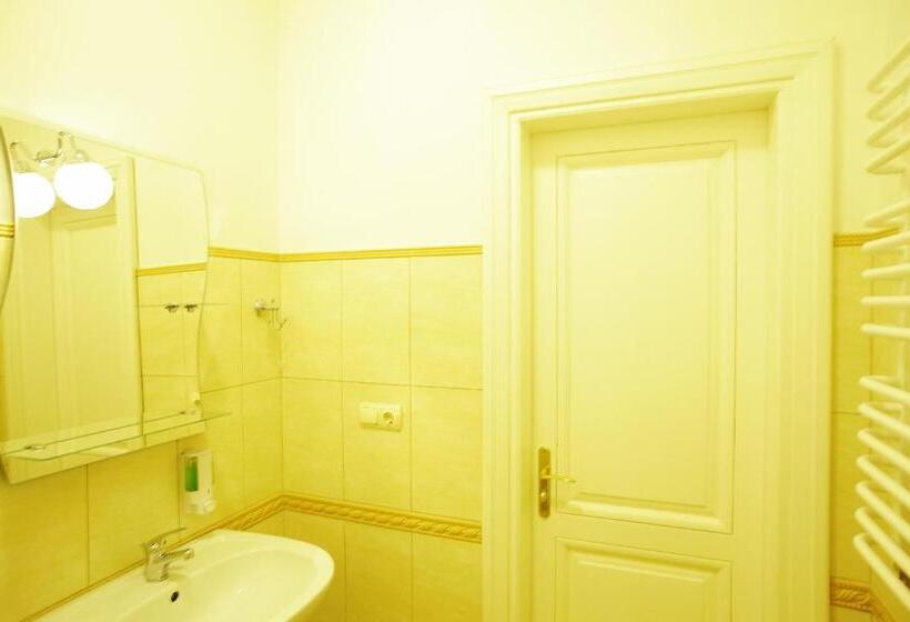 Mini Hotel Under The Roof