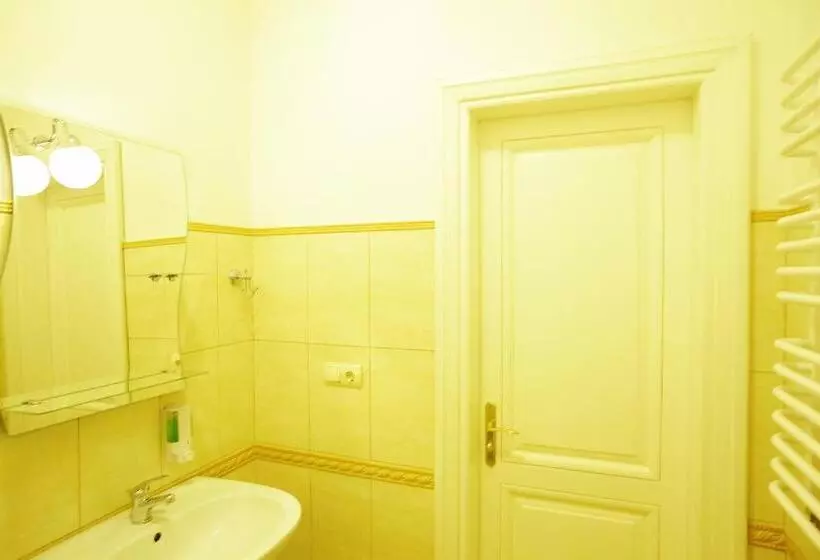 Mini Hotel Under The Roof