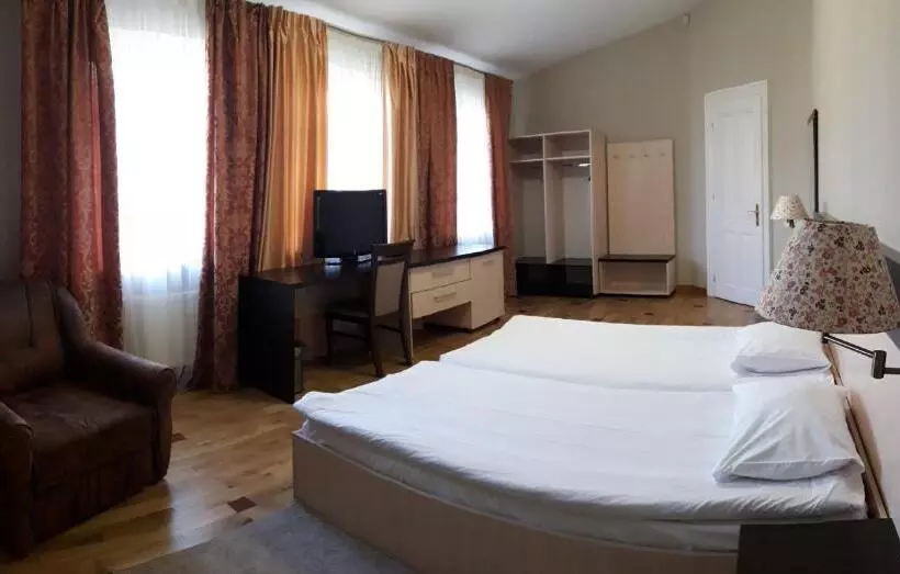 Mini Hotel Under The Roof