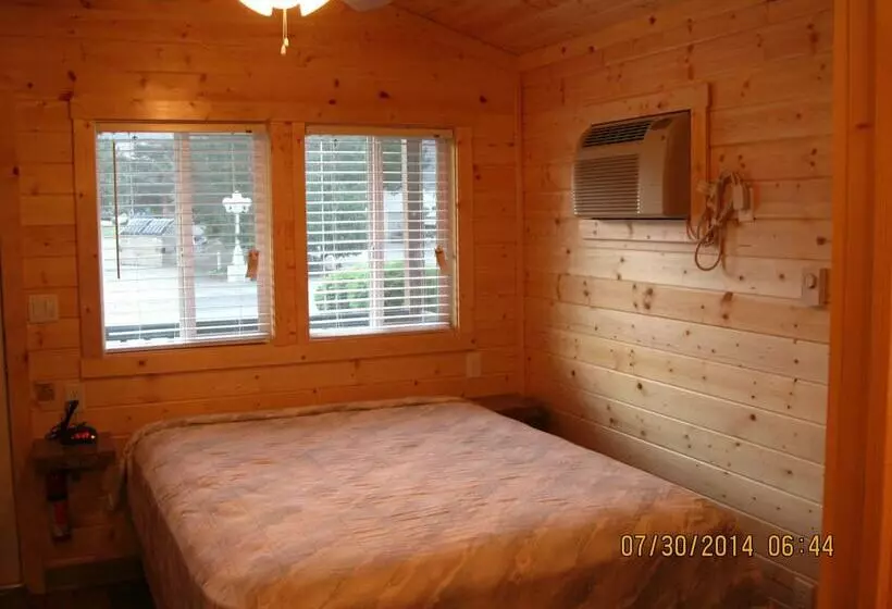 Crescent Bar Camping Resort Cottage 4