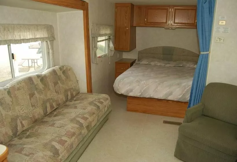 Crescent Bar Camping Resort Cottage 4