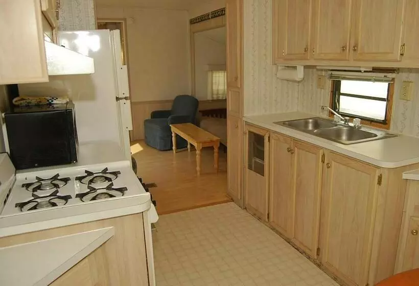 Crescent Bar Camping Resort Cottage 4