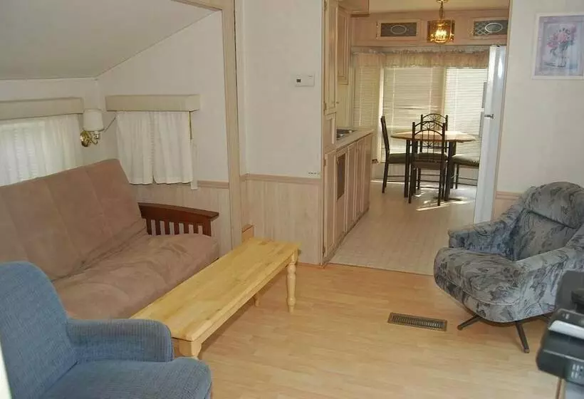 Crescent Bar Camping Resort Cottage 4