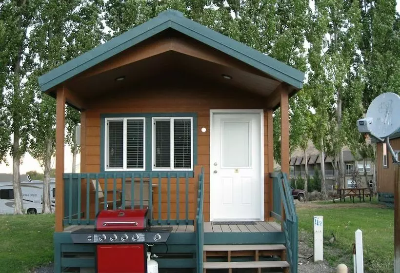 Crescent Bar Camping Resort Cottage 4