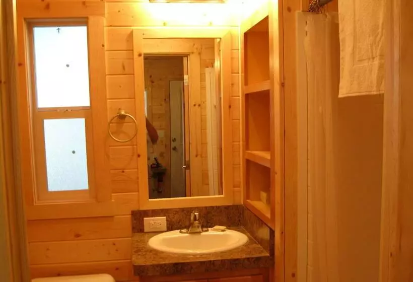 Crescent Bar Camping Resort Cottage 4